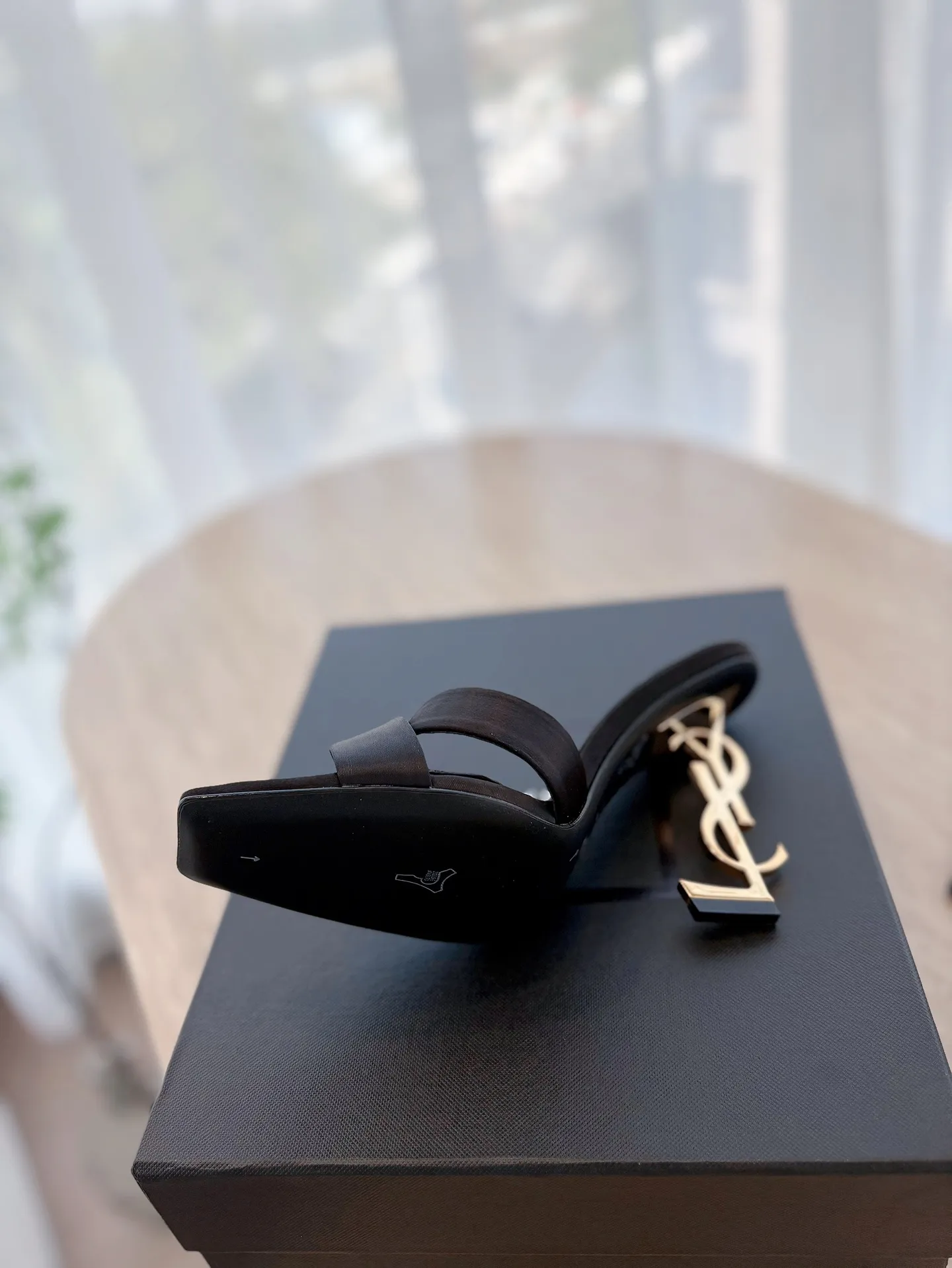 👟👟Ex-factory price 520👟👟 "SAINT LAUREN*" Saint Laurent YSL classic high-heeled shoes and sandals. Only YSL understands women's hearts best and does not accept refutation. It is a super invincible feminine artifact and a must-have for women (z-product full-body customization, own molded hardware accessories, perfect consistency). Compare the differences between pictures and products on the market ✔ Upper: Customized imported calf patent leather ✔Inner lining: imported 🐑 sheepskin ✔Sole: imported genuine leather outsole ✔Heel height: 10.5cm ✔Number of yards: 35-39 (40 can be customized and non-returnable) (Full set of packaging)